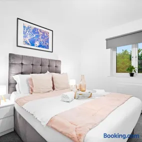 Stylish Two Bedroom Apartment - Sleeps Three - Secure Parking - Fast WiFi 53C - Image 2