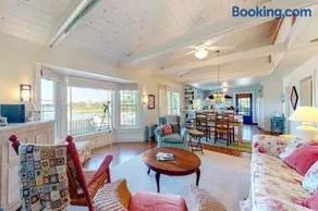 Dog-friendly bayfront home close to Rockland with water view - snowbirds welcome - Image 3