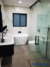Ryde guest house - Image 5