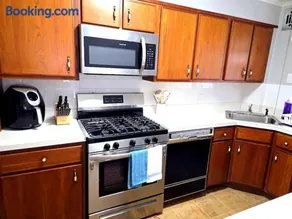 Chic Towson Townhome Near Baltimore - Image 2