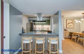 Designer Condo, 7-Min Walk to NRG - Image 4