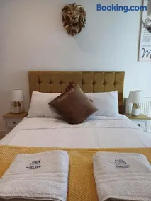 Bagshot High Street shops & restaurants on doorstep Ground Floor Sleeps 4 Free & Permit Parking near PennyHill Spa Ascot Races Wentworth Golf Longcross Film Studios - Image 1