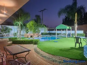 Espace vert avec logement familial et piscine privée terrasse - Image 3