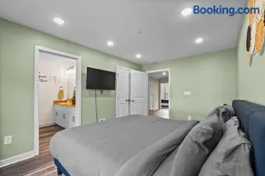 Pet Friendly 3BR House in Charlotte - Image 5