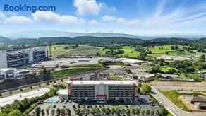 New 2 Bed 2 Bath Condo with Pool at BMS - Image 2