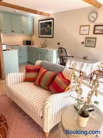 Idyllic secluded hideaway with countryside views on the edge of the Cotswolds - Image 4