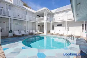 Deluxe King - Curry Mansion with Pool! - Image 2