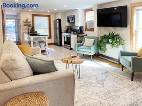 Cozy 3 Bedroom Getaway with Hot Tub - Image 1