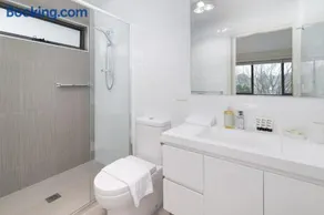 Quiet and Modern Stay near Hospital with Free Parking - Image 3