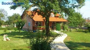 Casa vacacional con barbacoa, terraza y jardín - Image 3