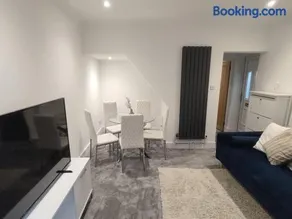 Redhill house, Sleeps6, 2 Parking - Image 3
