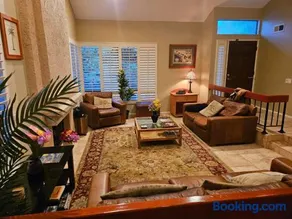 Luxurious Room available in a charming 5bdr house - Image 1