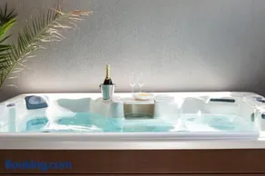 Beautiful 3BR w Private Jacuzzi by Arco Collection - Image 3