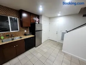 4 Bedrooms & 2.5 Bathrooms in LA - Image 2
