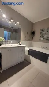 Quiet family retreat getaway - Wildlife Park, Sovereign Hill, Kryall Castle and city at your door - modern house, 8 guests, 4 bedrooms, 5 beds - Image 4