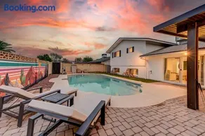 Mulberry Residence, Scottsdale Home with Heated Pool, Sleeps 15, Pet Friendly - Image 3