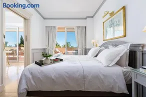 Stunning Renovated 2-bedroom in Golden Mile - Image 2