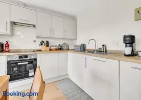 Comfortable 4BR stay in Bourne, Free Parking, Sleeps 7, Families & Contractors Welcome - Image 4