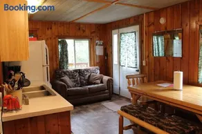 Cabin 7 - Cozy classic cabin on the lake shore with private deck - Image 2