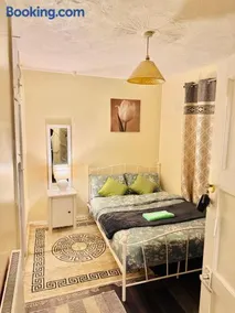 Private Double Room Near Birmingham Airport & NEC with Free Parking - Image 3