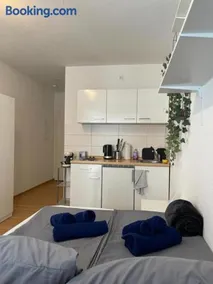 Cozy Central Apartment - Image 3