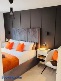 Stylish 2BR Home in Aspull Sleeps 4 with Parking - Image 2