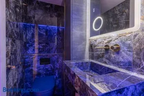 Luxury studio renovated 2024 with free parking - Image 3