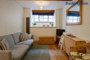 The Shoe Box cottage with allocated parking - Image 4