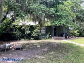 Tucked Away Newly Renovated 4 Bedroom 2 Bath Sleeps 12 - Image 1
