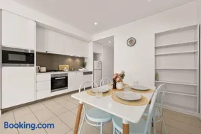Cosy One Bedroom unit near Sydney CBD Sleeps four with Balcony - Image 3