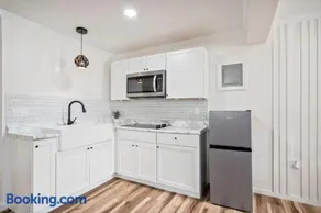 Clair de Lune Studio A Charming Kokomo Stay - Image 3