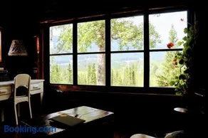 Country Rustic Loghouse at Teepee Meadows - Image 1