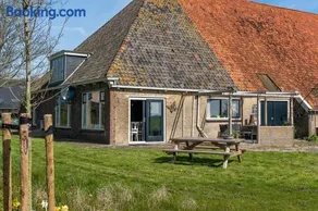 Akkerhorst boerderij Lollum in Friesland. - Image 1