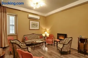 Lemonia Luxury Apartment - Image 4
