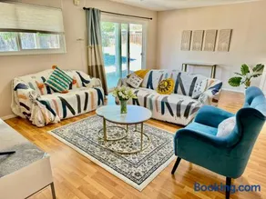 Chic Home with Expansive Backyard- duplex back unit - Image 2