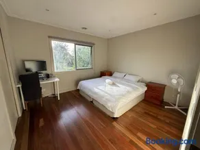 Comfortable Private Room in Kew East Townhouse - Shared Bath - Free Street Parking - Family-Friendly - Image 3