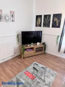 Two Bedrooms House Contractor Stay Free Parking Near City Centre - Image 2