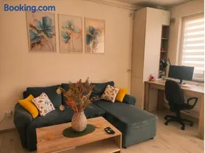Azure Cosy Apartment - Private Terrace and Free Parking - Image 1