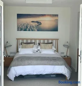 Relaxing private entrance ensuite room with stunning sea view and swimspa - Image 3