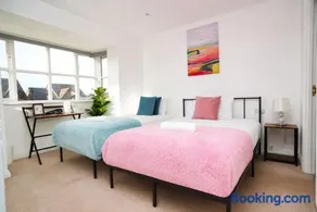Spacious 4 Bed Detached with Free Parking Sleeps 11 - Image 4