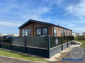 The Retreat 1 - Hot tub Lodge, pet friendly, WiFi & bed linen- Golden Palm Resort - Meadow Lakes Caravan & Lodge Hire - Image 2