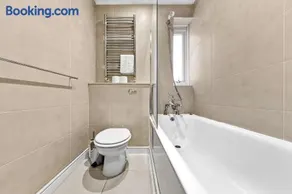 Charming 2 Bedroom Retreat, Steps from Station, - Image 5