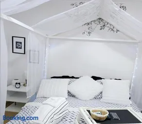 Charming Beautiful Private Room With Private Bath and Parking! Near Metrotown - Image 1