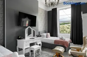 Beautiful Victorian Apartment Parking & Garden - Image 2