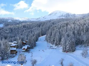 Appartement rénové au centre de La Tania avec parking - FR-1-568-47 - Image 3