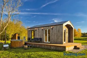 5 minutes from Beach, Cozy Cabin with Hot Tub - Image 3
