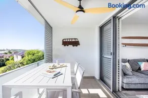 Beachside Bliss: Modern 3BR minutes to Caves Beach + Cafes - Image 2