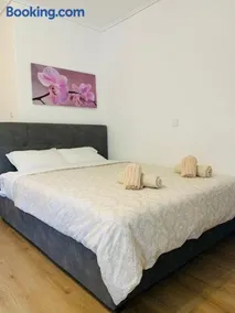 Alex Comfort Room - Image 1