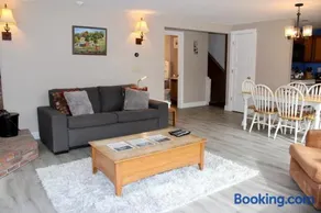 Trailside Village #5 - Slopeside 1BR with Hot Tub and Sauna, Ski In Ski Out on Great Eastern Trail - Image 3