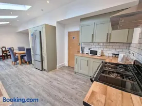 Luxury Sleeps 11 Kirkby Home by City SuperHost - Image 4